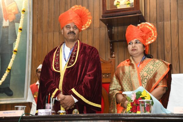 आव्हानांच्या सागरात पुढे चालणाऱ्या नव्या नेतृत्वाची लढत