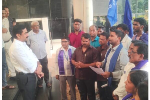 ಲ್ಯಾಪ್ಟಾಪ್ ನುಂಗಣ್ಣ ಯಾರು?: ಬೆಳಗಾವಿ ಪಾಲಿಕೆ ವಿರುದ್ಧ ಪ್ರತಿಭಟನೆ**