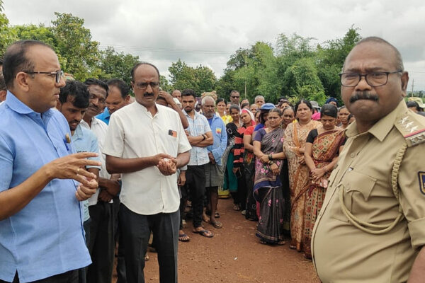 ಸ್ಮಶಾನ ಭೂಮಿ ಕಬಳಿಕೆ-  ದೇವಗಿರಿ ಗ್ರಾಮಸ್ಥರ ಪ್ರತಿಭಟನೆ
