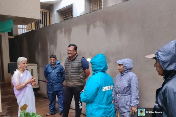 ಧಾರಾಕಾರ ಮಳೆಯ ಮಧ್ಯೆಯೇ ವಾರ್ಡ ಭೆಟ್ಟಿ