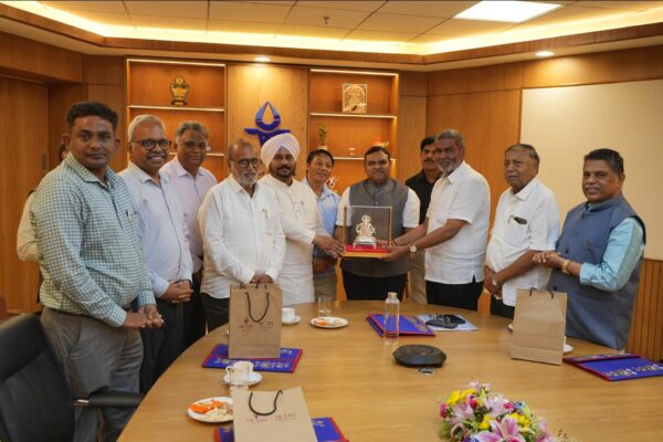 ಮಿನೇಷ ಷಾ ಸನ್ಮಾನಿಸಿದ ಬಾಲಚಂದ್ರ